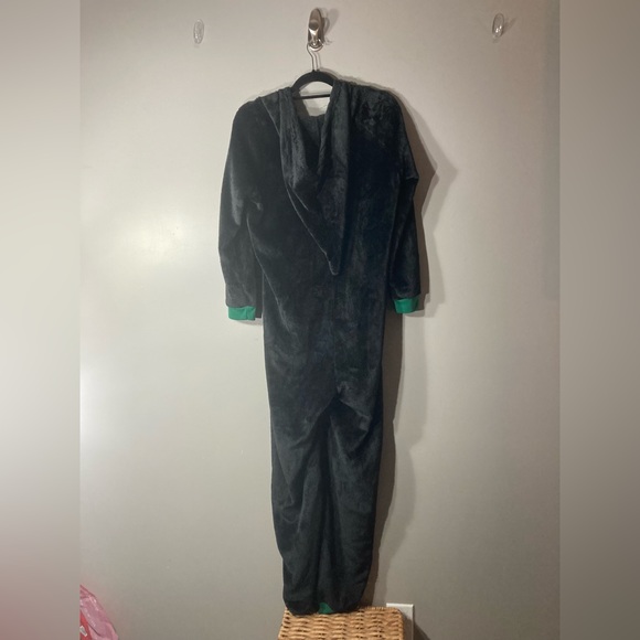 Harry Potter PJammy One Piece Pajam 18/20
Slytherin Crest - Picture 1 of 7